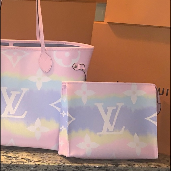 Louis Vuitton M69137 LV ESCALE POCHE TOILETTE 26 - Picture 9 of 12